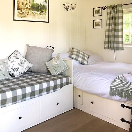 Beautiful Shepherd'S Hut - Lois Weedon Weston  Exterior photo
