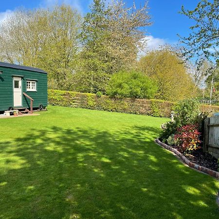 Beautiful Shepherd'S Hut - Lois Weedon Weston  Exterior photo