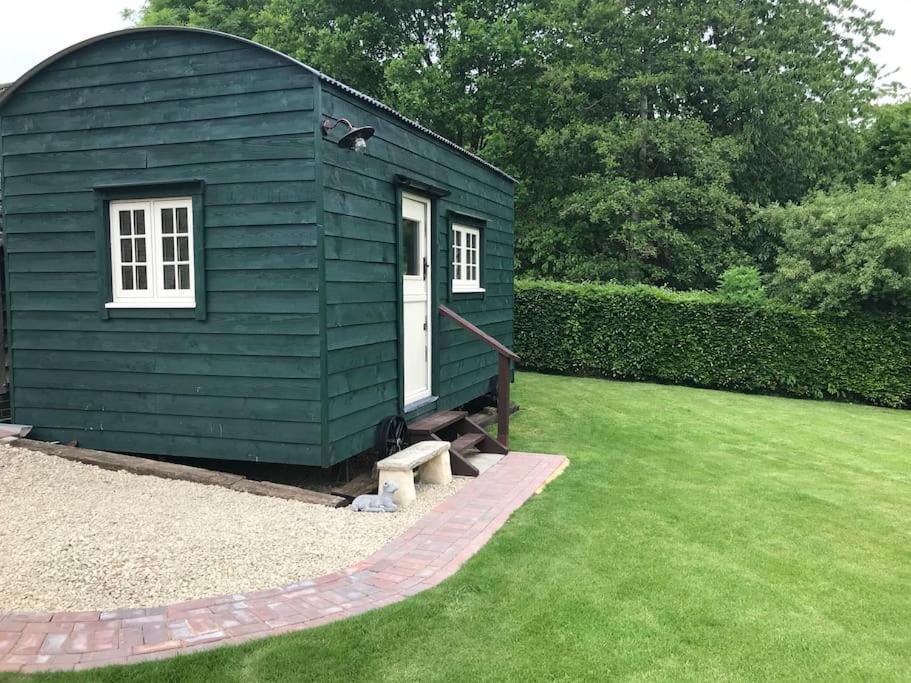 Beautiful Shepherd'S Hut - Lois Weedon Weston  Exterior photo