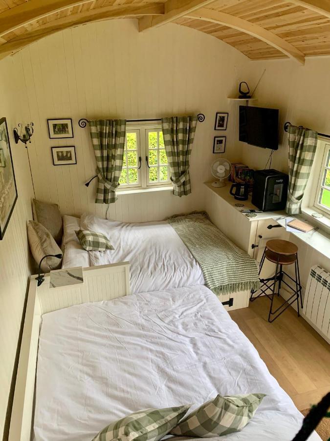 Beautiful Shepherd'S Hut - Lois Weedon Weston  Exterior photo
