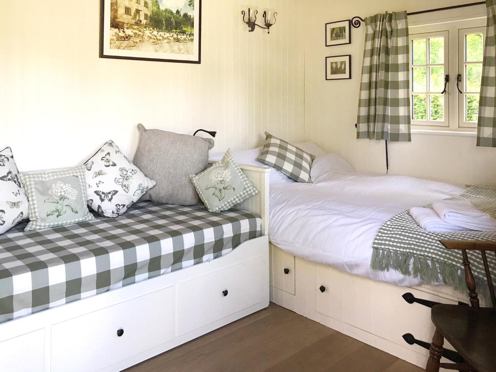 Beautiful Shepherd'S Hut - Lois Weedon Weston  Exterior photo