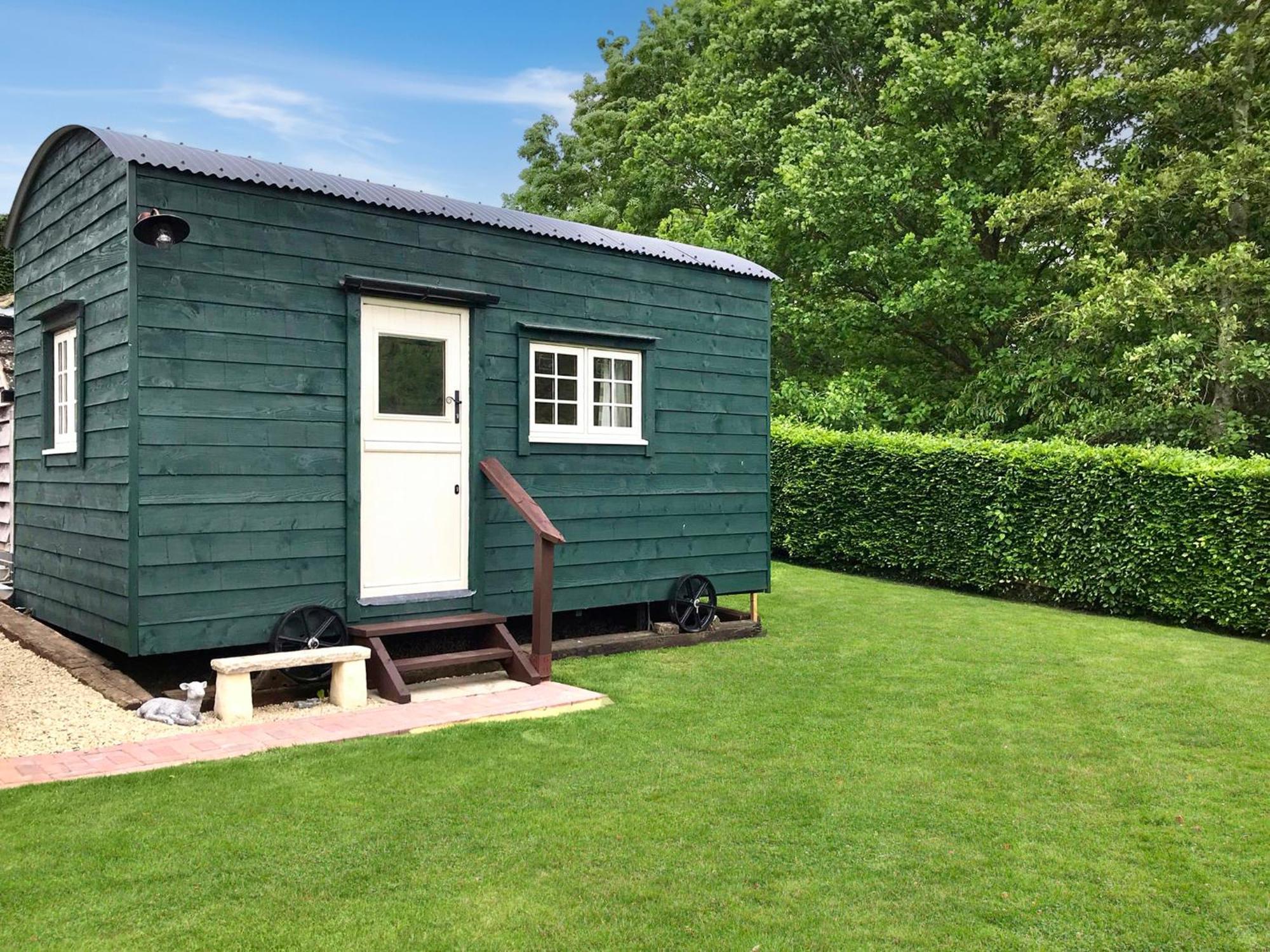 Beautiful Shepherd'S Hut - Lois Weedon Weston  Exterior photo