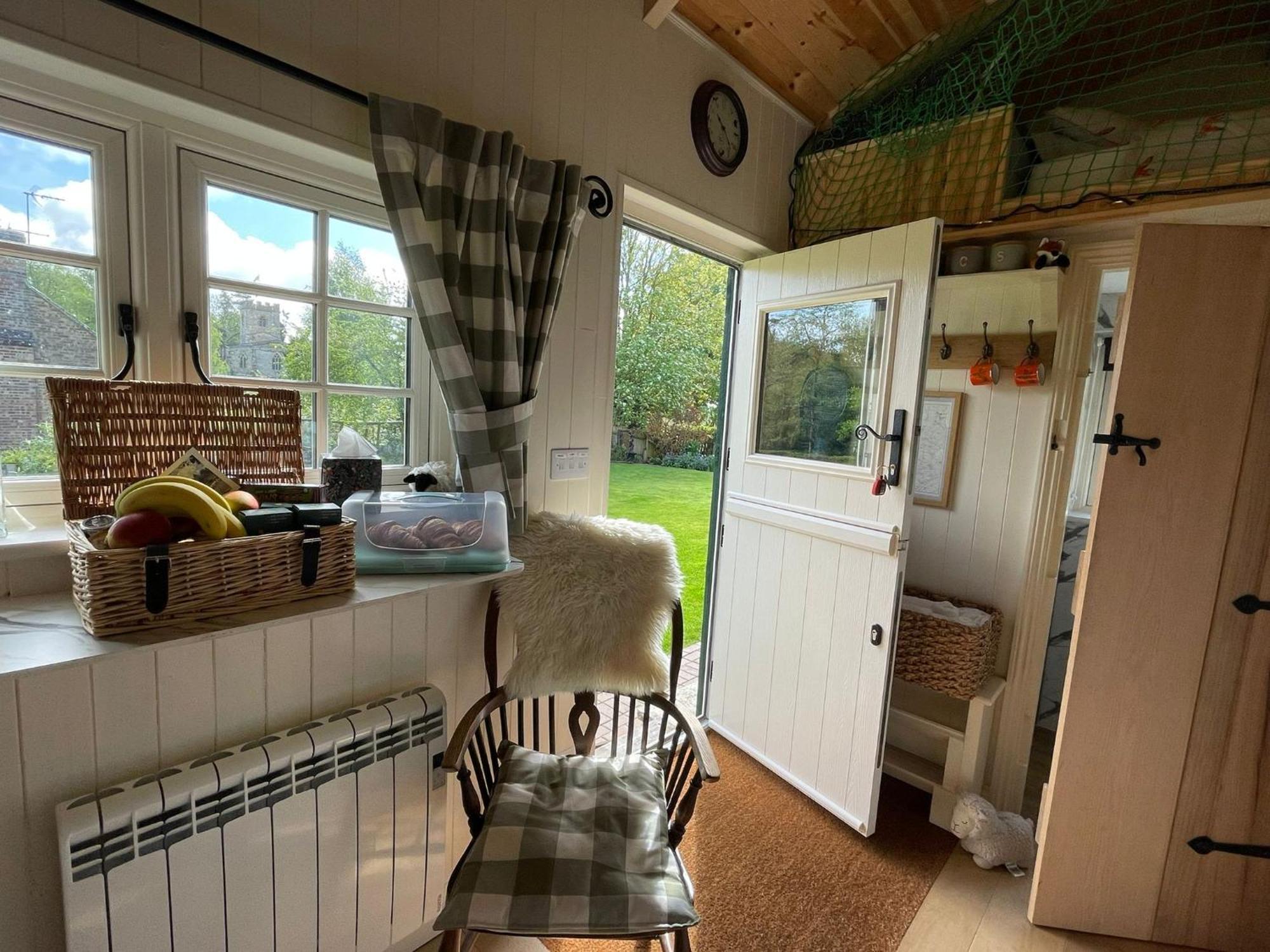 Beautiful Shepherd'S Hut - Lois Weedon Weston  Exterior photo