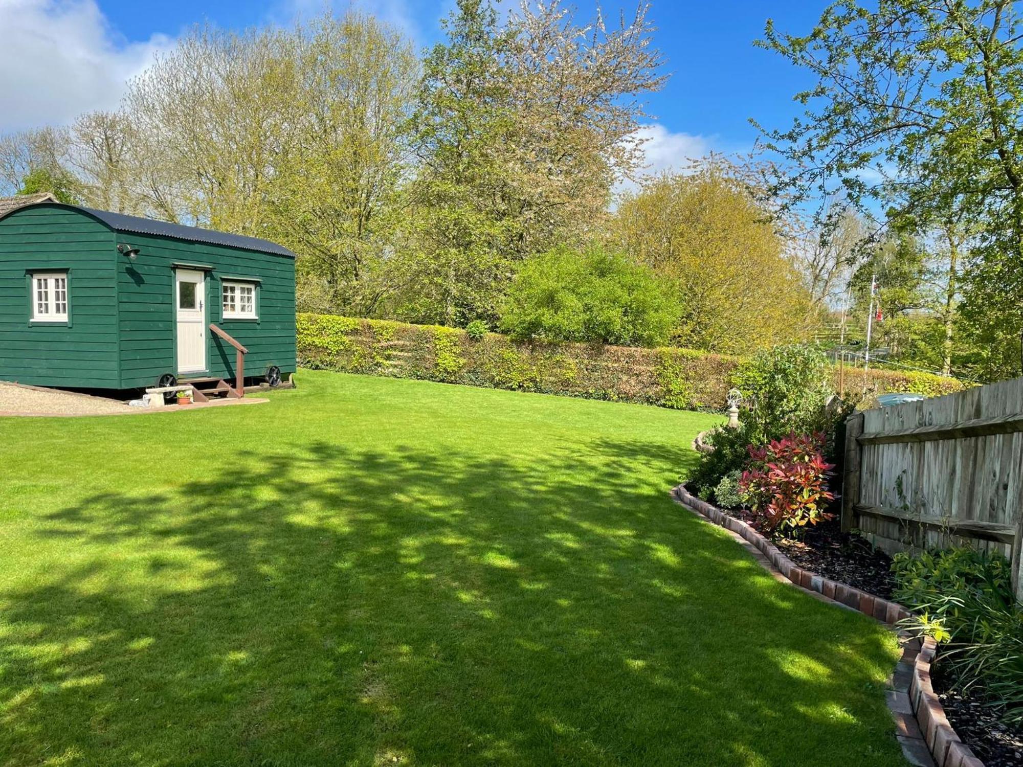 Beautiful Shepherd'S Hut - Lois Weedon Weston  Exterior photo