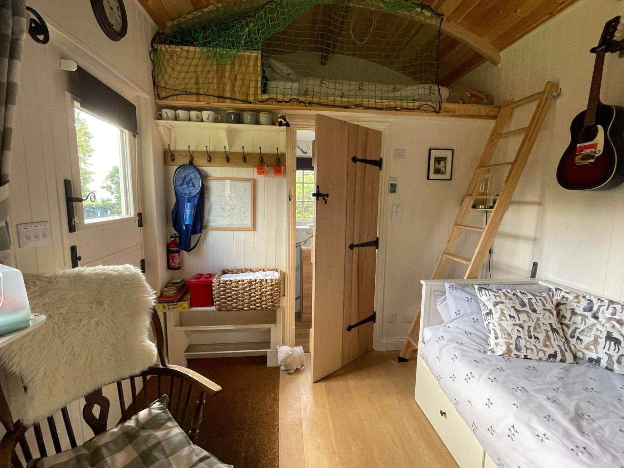 Beautiful Shepherd'S Hut - Lois Weedon Weston  Exterior photo