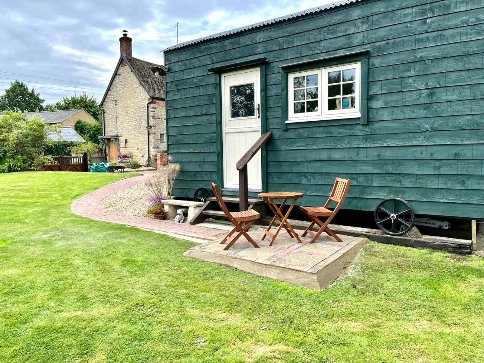 Beautiful Shepherd'S Hut - Lois Weedon Weston  Exterior photo
